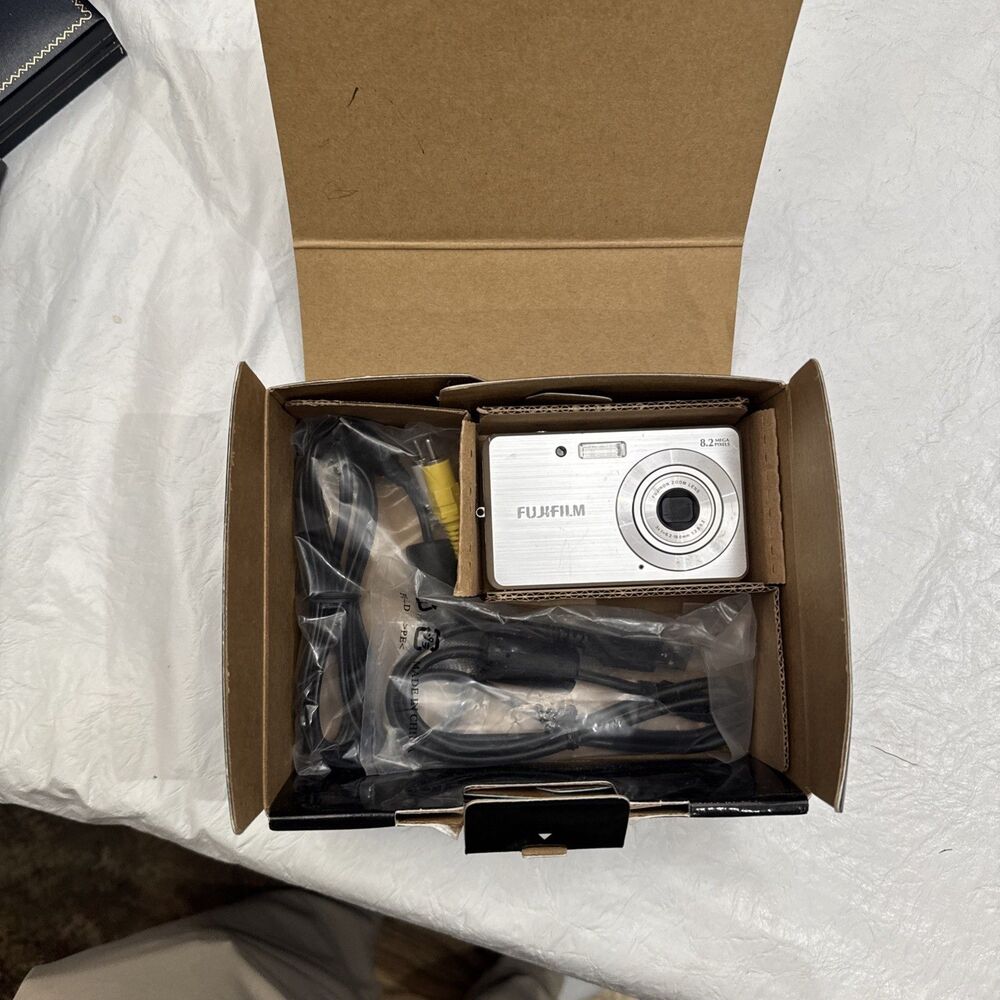 Fujifilm FinePix J150w Silver Digital Camera w/ Batteries and Charger- USED Once - Picture 2 of 5